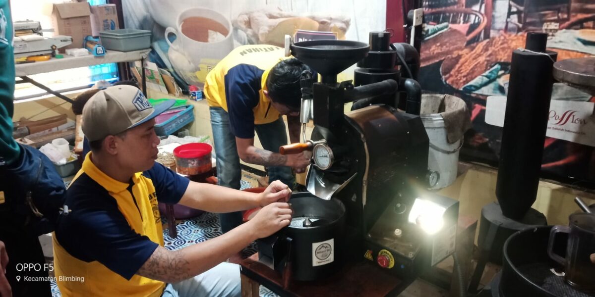 LATIH KETRAMPILAN : Warga binaan Lapas kelas I Malang saat belajar membuat kopi dengan mesin. (istimewa)