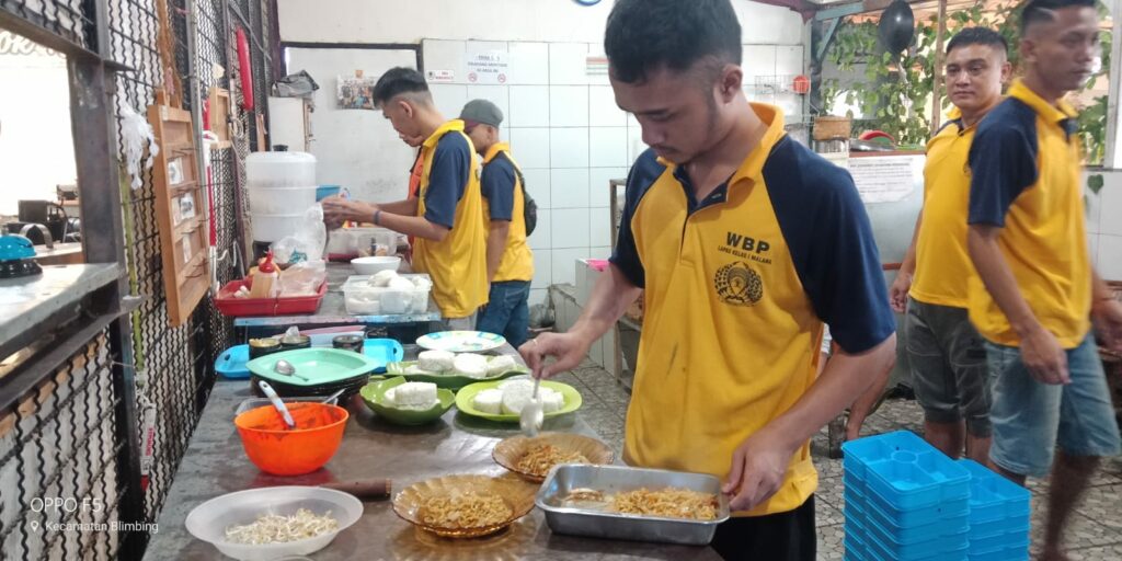 KETRAMPILAN USAHA- Salah seorang warga binaan ketika sedang menyiapkan makanan hasil dari produksi warga binaan Lapas kelas I Malang. (istimewa)