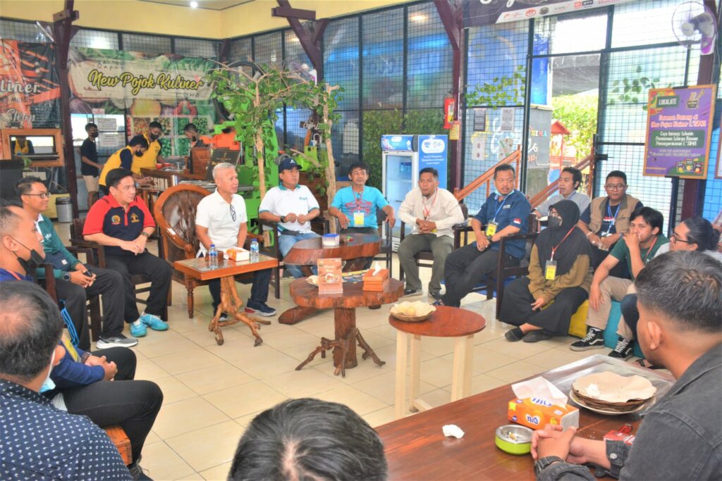 Kalapas Kelas 1 Malang, Heri Azhari (kaos putih deretan depan) berdialog dengan awak media di kedai New Pojok Kuliner Lapas. (istimewa)