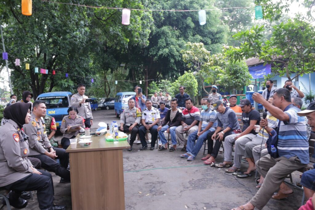 Kapolresta Malang Kota, Kombes Pol Budi Hermanto mendengarkan keluhan para sopir angkot dalam program Jumat Curhat. (istimewa)