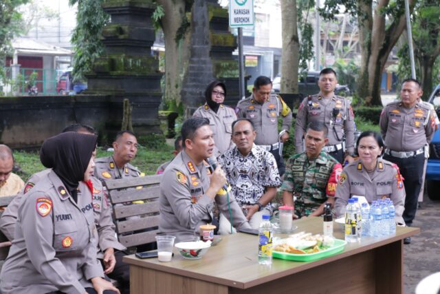Kapolresta Malang Kota, Kombes Pol Budi Hermanto mendengarkan keluhan para sopir angkot dalam program Jumat Curhat. (istimewa)