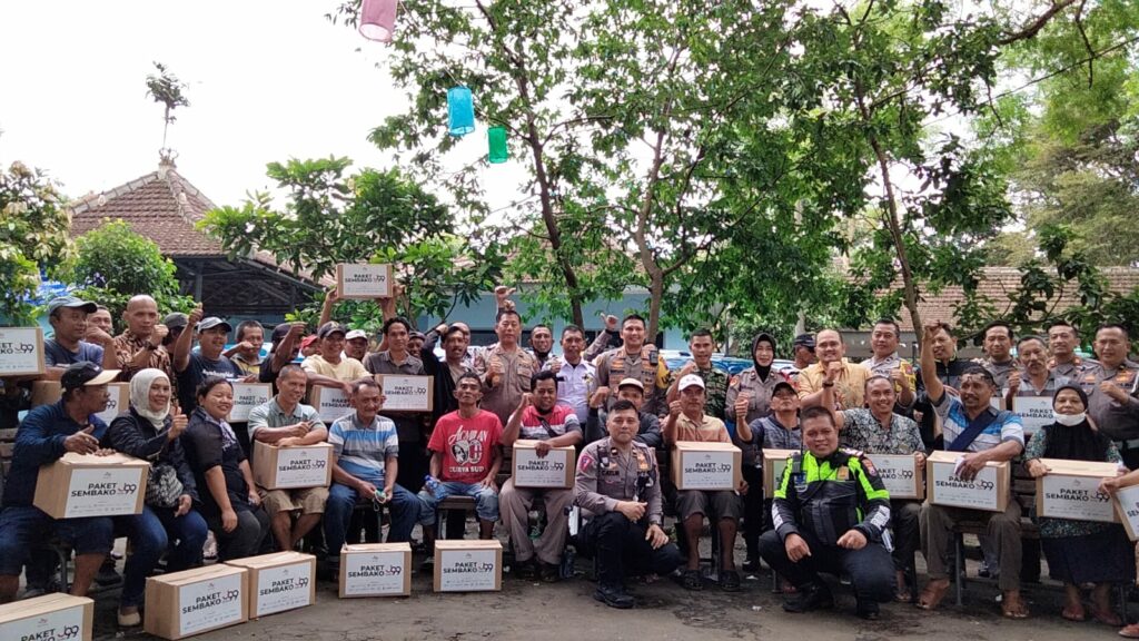 Kapolresta Malang Kota, Kombes Pol Budi Hermanto dan jajaran pose bersama para sopir angkot usai dialog dalam program Jumat Curhat. (ft.cholil)