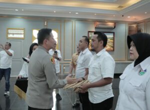 Kapolresta Malang Kota, Kombes Pol Budi Hermanto memberikan reward berupa penghargaan kepada anggota Satresnarkoba. (istimewa)