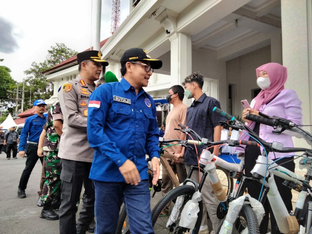 Walikota Sutiaji menyerahkan hadiah sepeda kepada para pemenang undian e-parkir