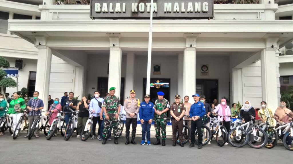 Jajaran Forkopimda Kota Malang pose bersama para pemenang undian e-parkir