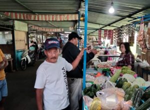 HM Ikhsan (kaos putih) saat ditemui awak media di pasar rakyat Arjosari, Kecamatan Blimbing Kota Malang. (ft.cholil)