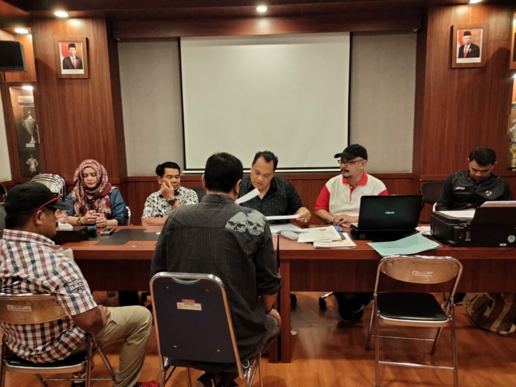 Tim Penjaringan dan Penyaringan (TPP) Carekater KONI Kota Malang saat menerima Eddy Wahyono sebagai pendaftar kedua Bakal Calon Ketua KONI Kota. (ft.cholil)