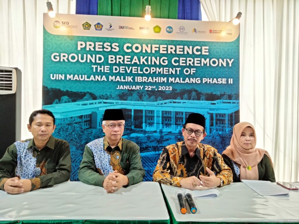 Rektor UIN Maliki Malang, Prof Dr HM. Zainuddin didampingi para Wakil Rektor saat menggelar konferensi pers