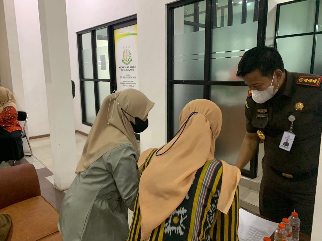 Kepala Kejaksaan Negeri Kota Malang, Edy Winarko SH MH disela pelaksanaan tes urine. (istimewa)