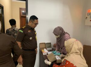 Wisnu Nugroho, Kasubbag Bin Kejari Kota Malang ambil bagian dalam pelaksanaan tes urine. (istimewa)