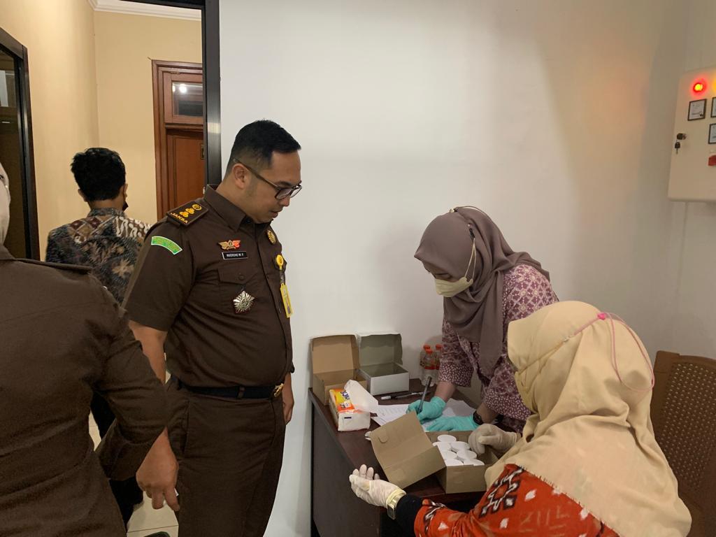 Wisnu Nugroho, Kasubbag Bin Kejari Kota Malang ambil bagian dalam pelaksanaan tes urine. (istimewa)
