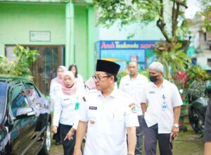 Walikota Malang H Sutiaji saat berkunjung ke Kelurahan Tunggulwulung. (istimewa)
