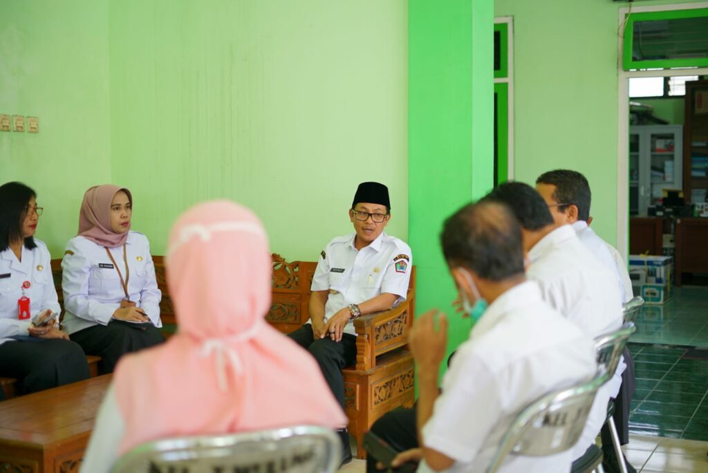 Walikota Malang H Sutiaji memberikan arahan dihadapan Lurah dan staf Kelurahan Tunggulwulung. (istimewa)