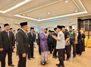 Walikota Sutiaji bersama tamu undangan, memberikan ucapan selamat kepada petugas PPK yang telah dilantik. (ft.cholil)