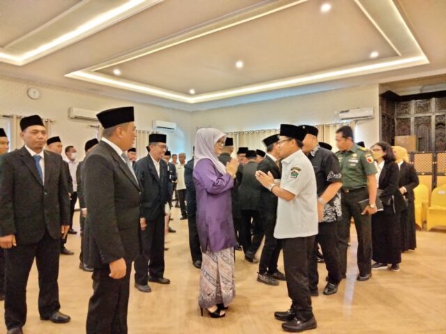 Walikota Sutiaji bersama tamu undangan, memberikan ucapan selamat kepada petugas PPK yang telah dilantik. (ft.cholil)