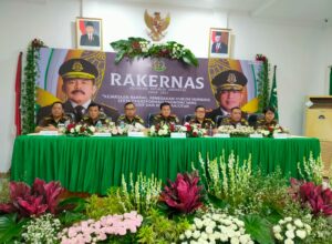 Kepala Kejaksaan Negeri Kota Malang, Edy Winarko, SH, MH (tengah) bersama para Kepala Seksi (Kasi) dan Kasubag saat mengikuti Rakernas hari kedua yang digelar secara virtual. (istimewa)