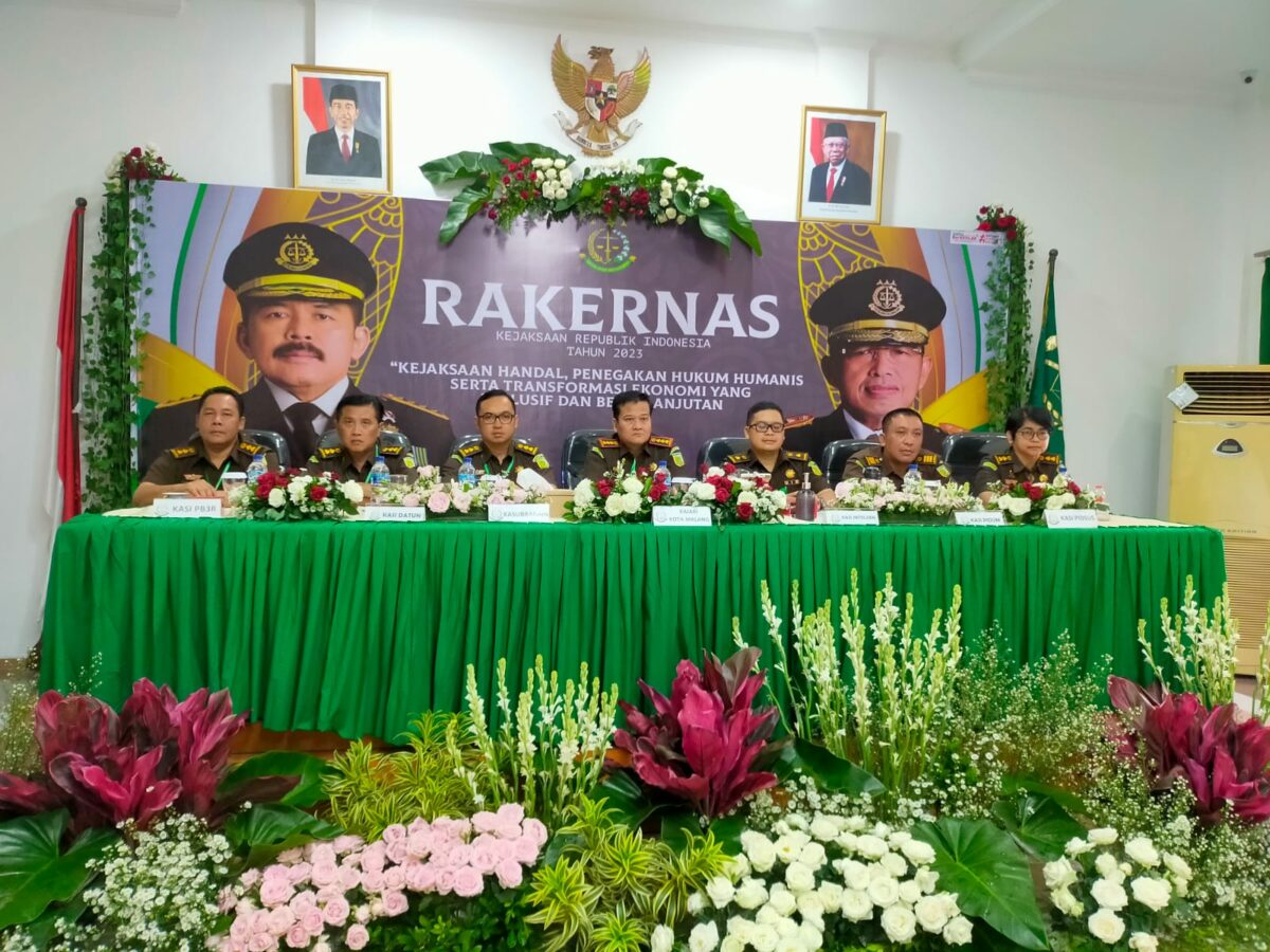 Kepala Kejaksaan Negeri Kota Malang, Edy Winarko, SH, MH (tengah) bersama para Kepala Seksi (Kasi) dan Kasubag saat mengikuti Rakernas hari kedua yang digelar secara virtual. (istimewa)