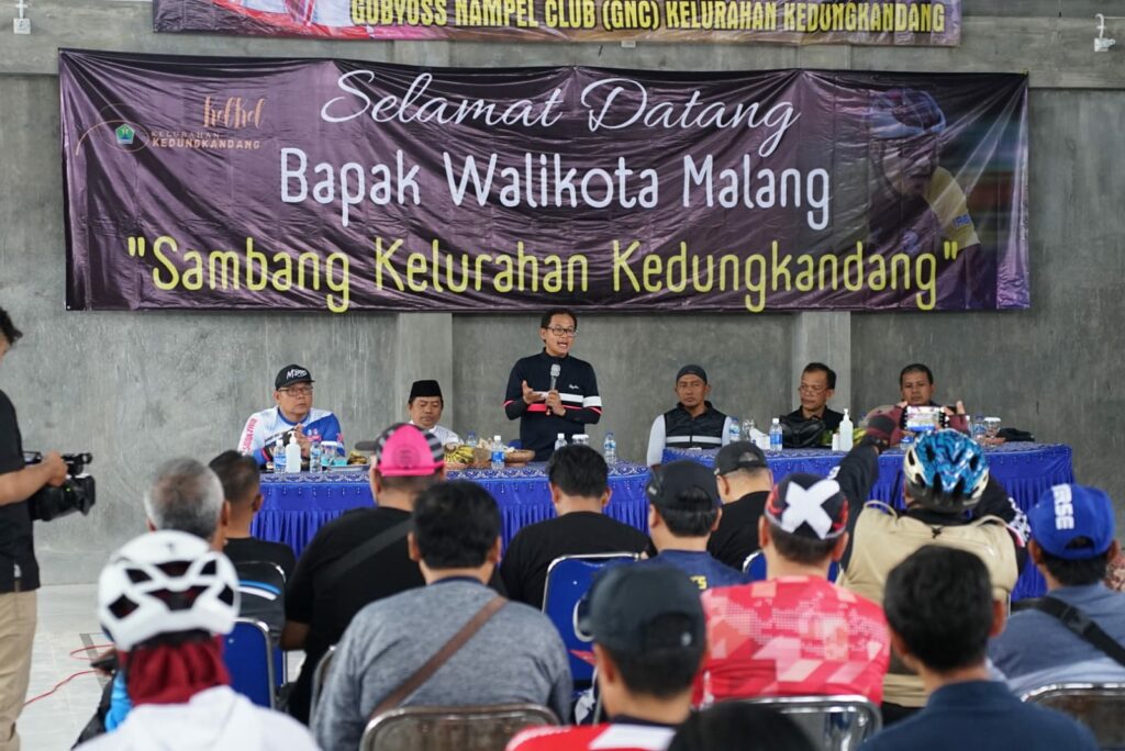 Walikota Malang, H Sutiaji menampung aspirasi masyarakat Kelurahan Kedungkandang disela Gowes bersama semua OPD. (istimewa)