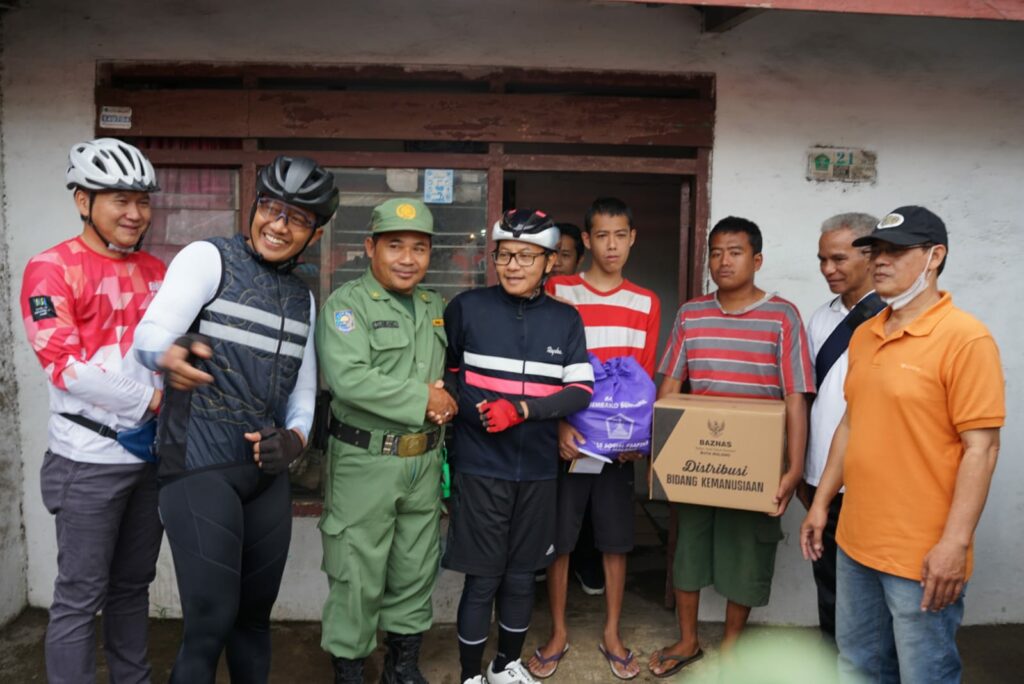 DEKAT DENGAN MASYARAKAT: Walikota Sutiaji memberikan bantuan kepada masyarakat dalam kunjungan disela Gowes. (istimewa)