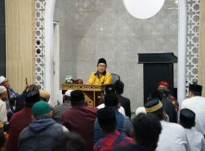 Walikota Malang H Sutiaji dihadapan para jemaah salat subuh. (istimewa)