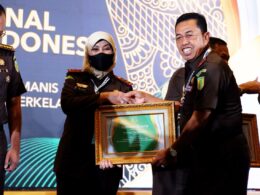 Wakil Jaksa Agung Republik Indonesia Dr.Sunarta, SH.MH mewakili Jaksa Agung ST Burhanuddin, menyerahkan piagam penghargaan kepada Kepala Kejaksaan Tinggi Jawa Timur, Dr. Mia Amiati, S.H., M.H. (istimewa)