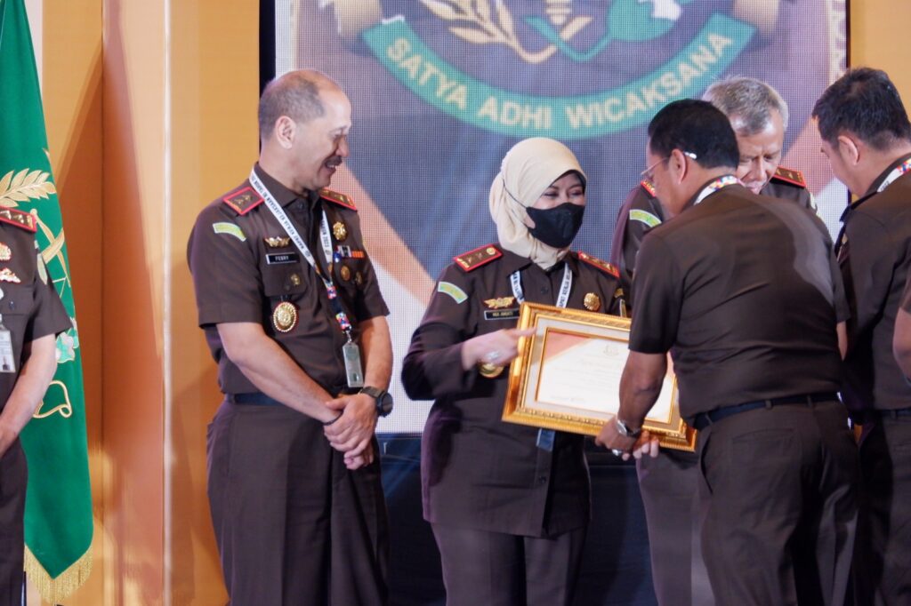 Kepala Kejaksaan Tinggi Jatim, Dr Mia Amiati, SH, MH menerima piagam penghargaan pada Rakernas Kejaksaan Agung RI. (istimewa)