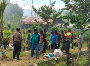 Bersama masyarakat, Babinsa Dan Bhabinkamtibmas membersihkan taman makam umum muslim di pemakaman Pandean, Blimbing. (istimewa)