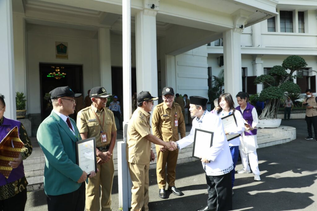 Walikota Sutiaji juga menyerahkan piagam penghargaan kepada para tenaga kesehatan serta relawan. (istimewa)