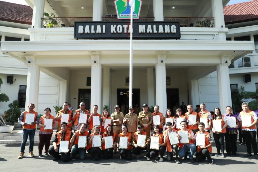 Para relawan pose bersama Walikota Malang H Sutiaji usai menerima penghargaan. (istimewa)