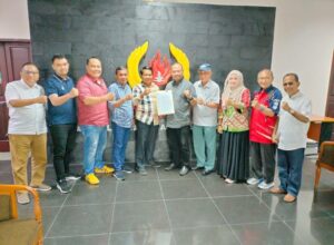 Wasto didampingi para pengurus saat menerima SK Carekater Ketua KONI Kota Malang dari KONI Jatim. (istimewa)