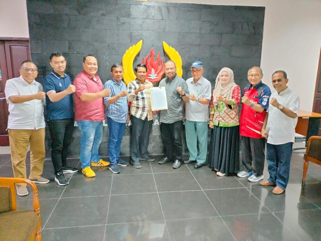 Wasto didampingi para pengurus saat menerima SK Carekater Ketua KONI Kota Malang dari KONI Jatim. (istimewa)