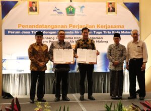 Perum Jasa Tirta (PJT) 1 dan Perumda Air Minum Tugu Tirta Kota Malang, resmi menandatangani kerjasama program Water Treatment Plant. (dok. Humas Perumda Air Minum Tugu Tirta Kota Malang)