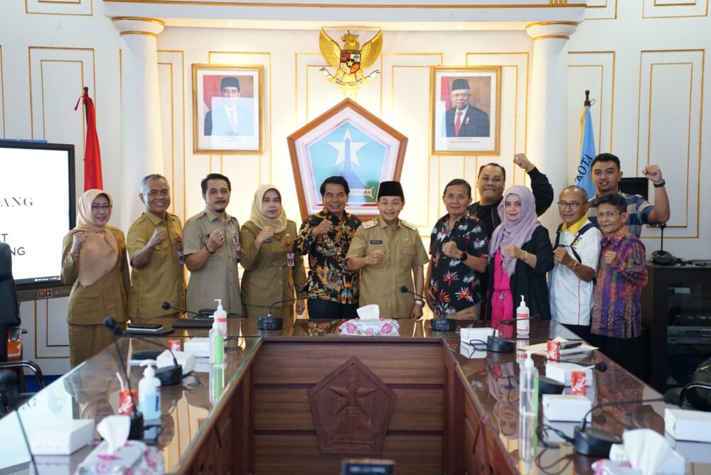 Walikota Malang, Drs. H. Sutiaji berpesan kepada Caretaker Komite Olahraga Nasional Indonesia (KONI) Kota Malang yang baru saja ditunjuk oleh KONI Provinsi Jawa Timur untuk segera melaksanakan tugasnya. (istimewa)