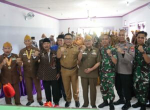 Wakil Walikota Malang, Sofyan Edi Jarwoko pose bersama jajaran LVRI Kota Malang. (istimewa)