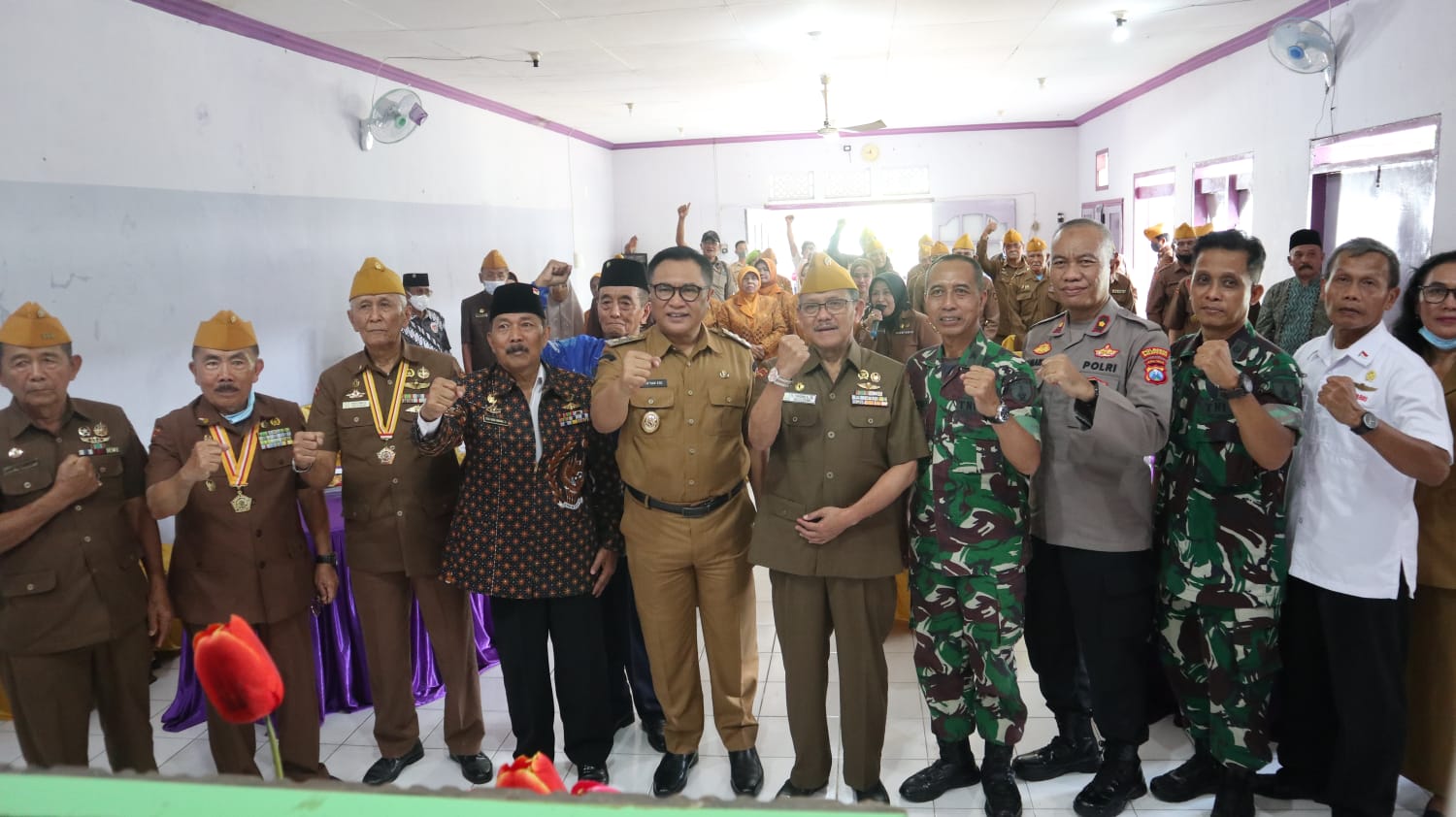 Wakil Walikota Malang, Sofyan Edi Jarwoko pose bersama jajaran LVRI Kota Malang. (istimewa)