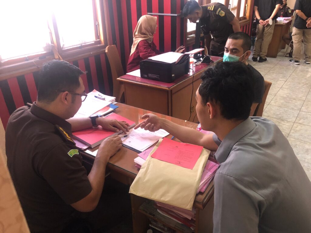 Proses penyerahan tersangka beserta barang bukti dari penyidik Polresta Malang Kota kepada Jaksa penuntut umum (JPU) Kejaksaan Negeri Kota Malang. (istimewa)
