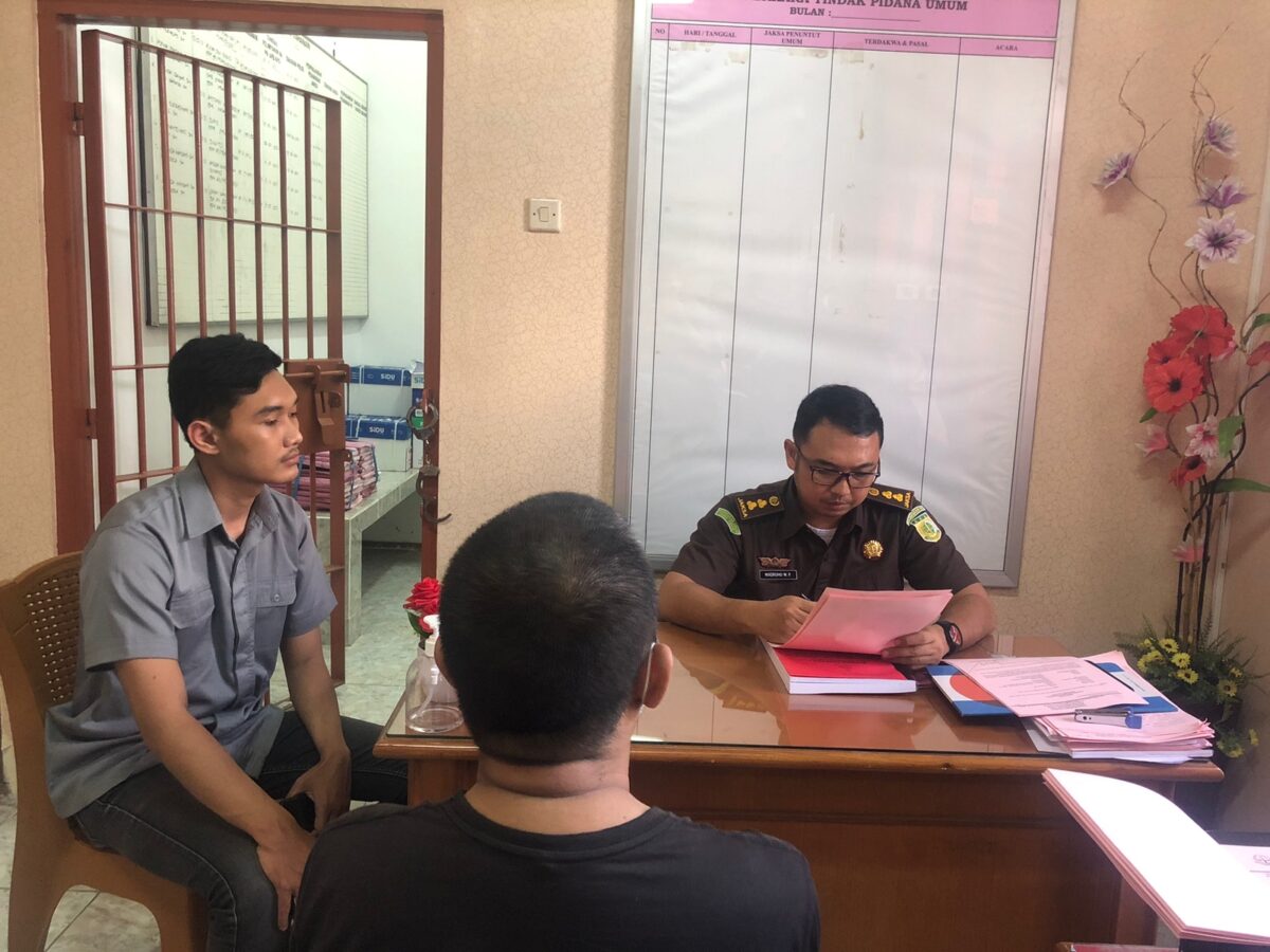 JPU, Wisnu Nugroho, SH, MH dari Kejaksaan Negeri Kota Malang menerima pelimpahan berkas tersangka beserta barang bukti, di ruang Pidum Kejari. (istimewa)
