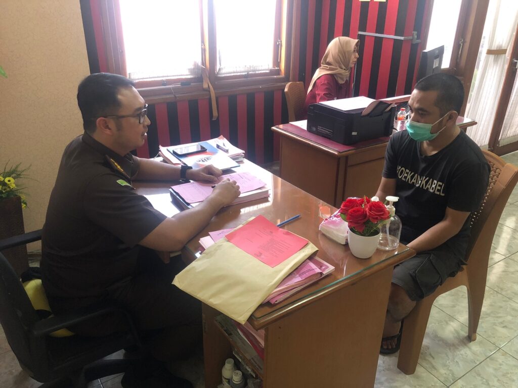 JPU, Wisnu Nugroho, SH, MH dari Kejaksaan Negeri Kota Malang menerima pelimpahan berkas tersangka beserta barang bukti, di ruang Pidum Kejari. (istimewa)