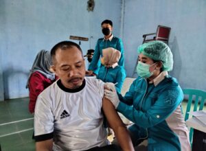 Pelaksanaan vaksinasi yang digelar Polresta Malang Kota di wilayah Kelurahan Mojolangu, Kecamatan Lowokwaru. (ft.cholil)