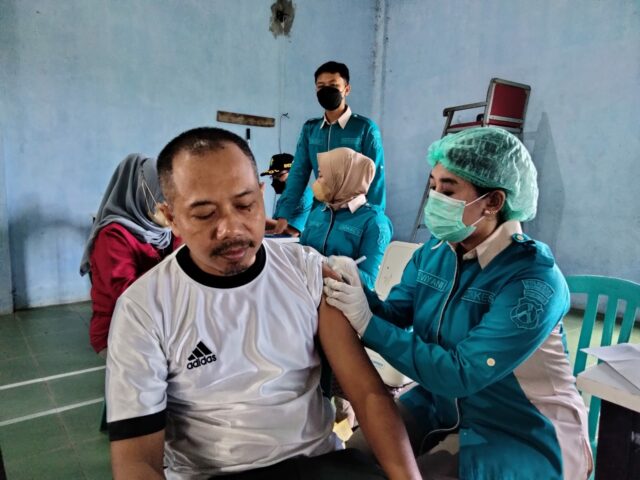 Pelaksanaan vaksinasi yang digelar Polresta Malang Kota di wilayah Kelurahan Mojolangu, Kecamatan Lowokwaru. (ft.cholil)