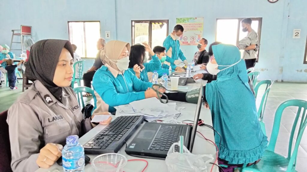 Antusiasme warga Kelurahan Mojolangu mengikuti vaksinasi