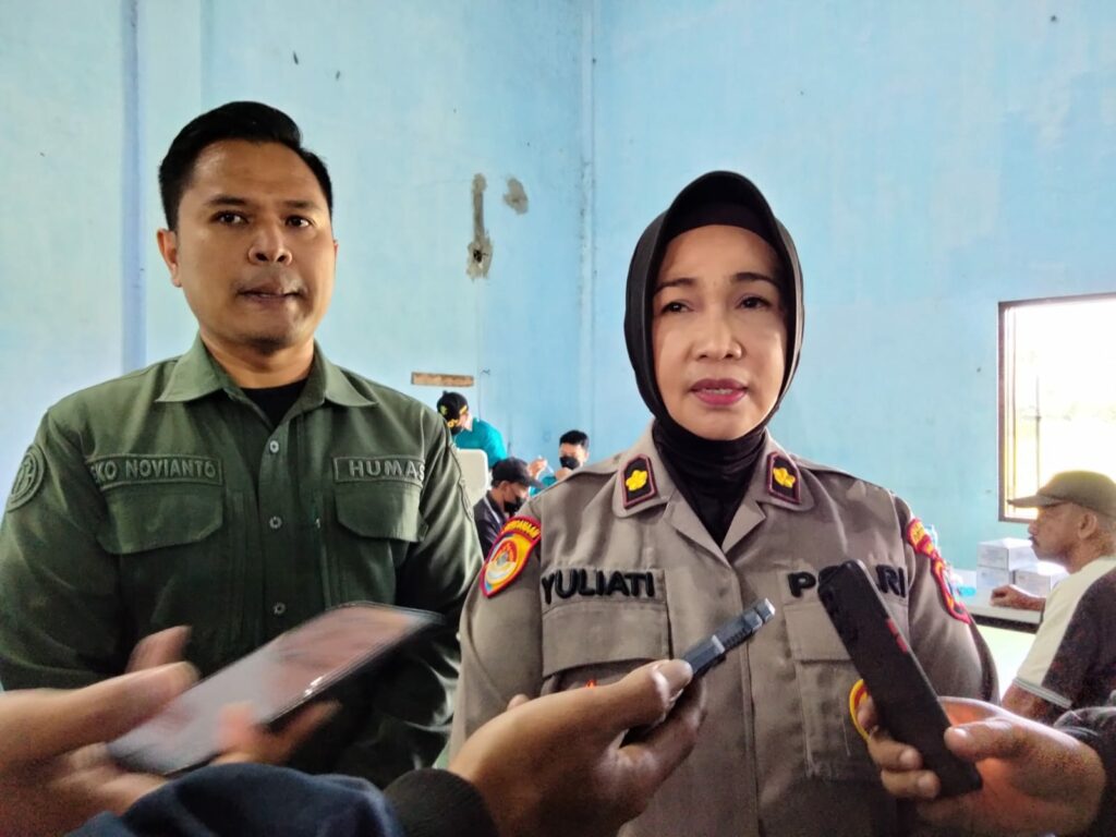 Plt Waka Polresta Malang Kota, Kompol Yuliati didampingi Kasi Humas, Iptu Eko Novianto memberikan keterangan kepada wartawan
