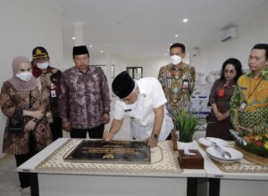 Bupati Malang, HM Sanusi menandatangi prasasti peresmian Instalasi Dialisis. (istimewa)