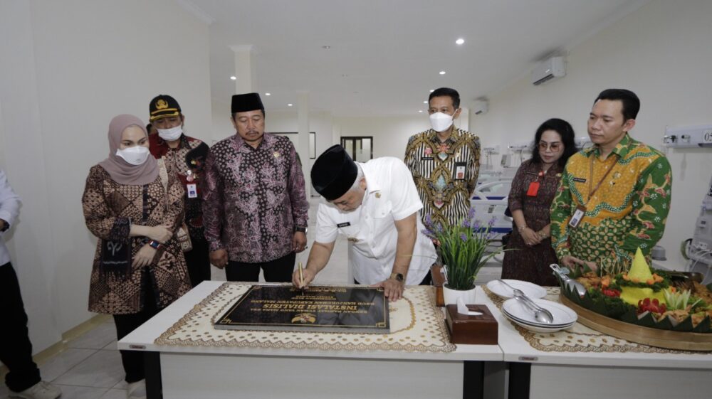 Bupati Malang, HM Sanusi menandatangi prasasti peresmian Instalasi Dialisis. (istimewa)