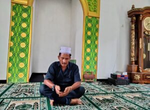 Haji Muhammad Ikhsan, saat berada di Mushola Al Ikhlas. (ft.cholil)