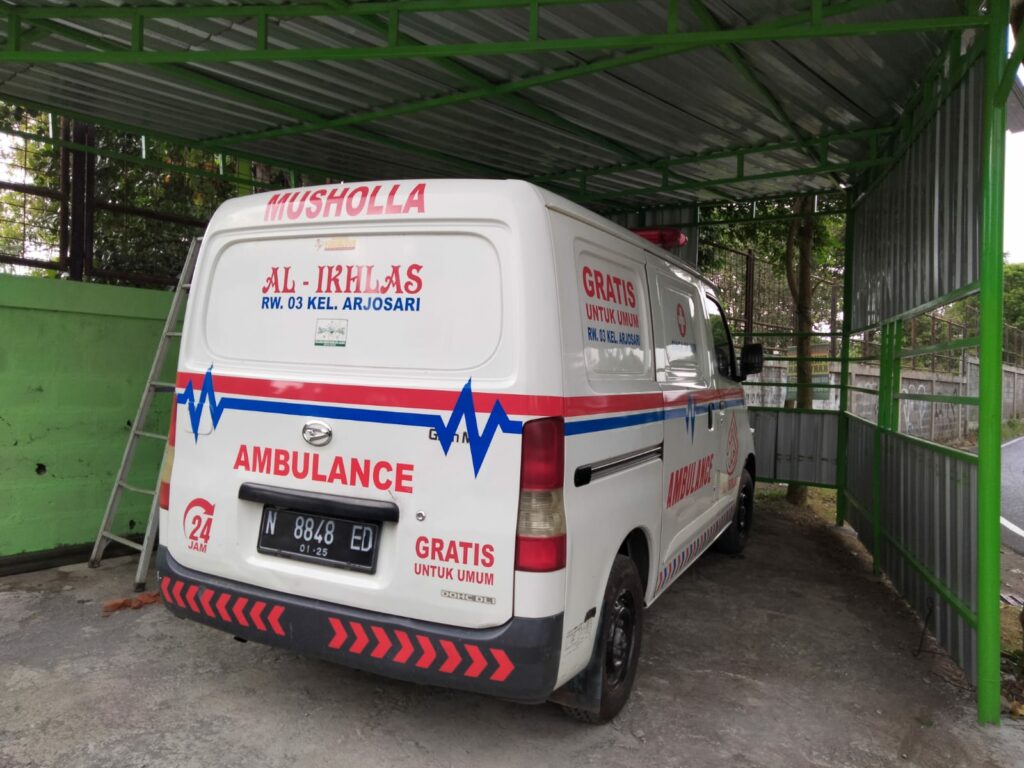 Mobil ambulance gratis untuk umum milik Mushola Al Ikhlas. (ft.cholil)
