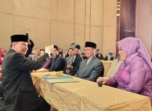 Penghulu viral, Ustad Annas Fauzi, saat menikahkan salah satu pasangan dalam kegiatan nikah massal di Hotel Grand Mercure Malang. (ft. Cholil)