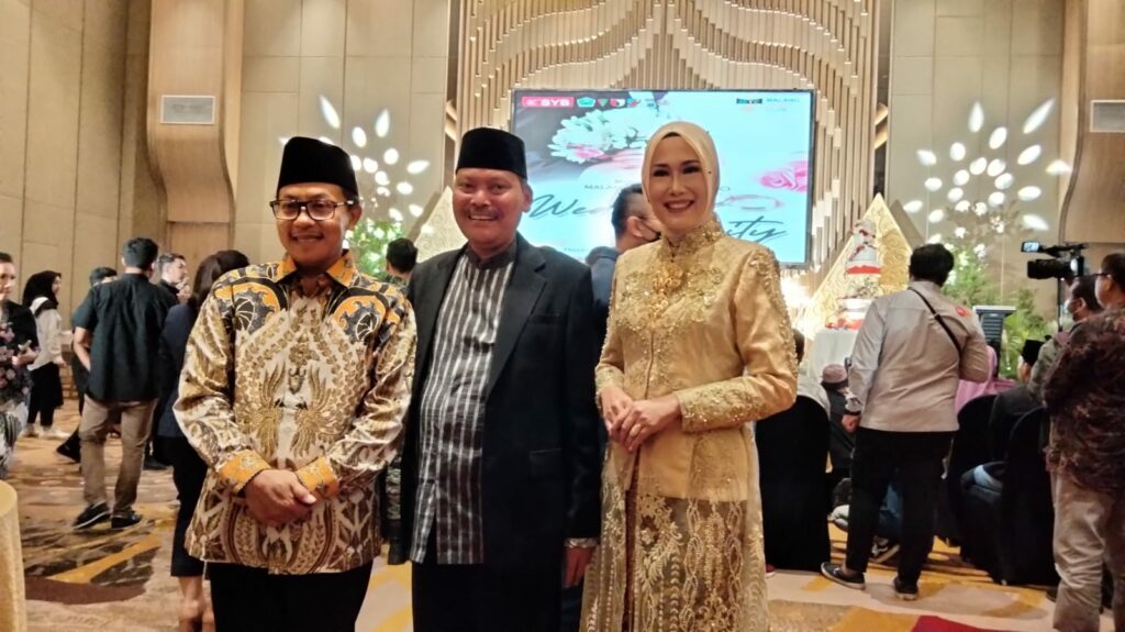Walikota Malang, H Sutiaji didampingi istri bersama penghulu viral Ustad Annas Fauzi