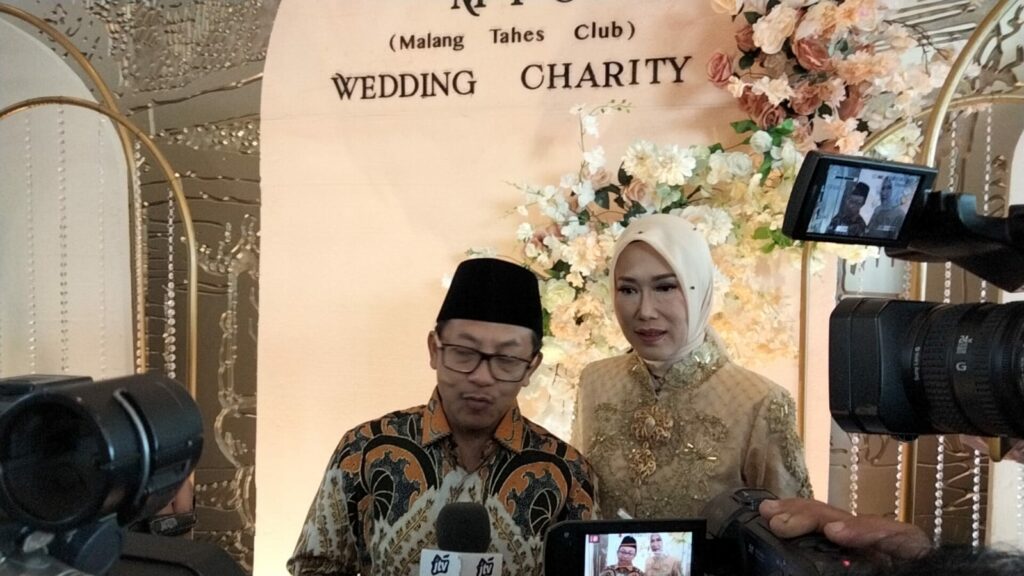Walikota Malang, H Sutiaji didampingi istri saat memberikan keterangan kepada wartawan