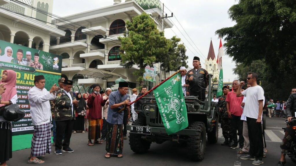 Walikota Malang, H Sutiaji, melepas keberangkatan rombongan Kirab Satu Abad Nahdlatul Ulama. (istimewa)
